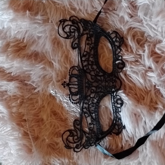 NWT. Black lace eye mask with black silk choker and lace Fingerless Gloves BLwC1 - Picture 1 of 7